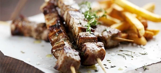 Σουβλάκι: Xοιρινό καλαμάκι η γύρος; Ποιο είναι πιο υγιεινό;